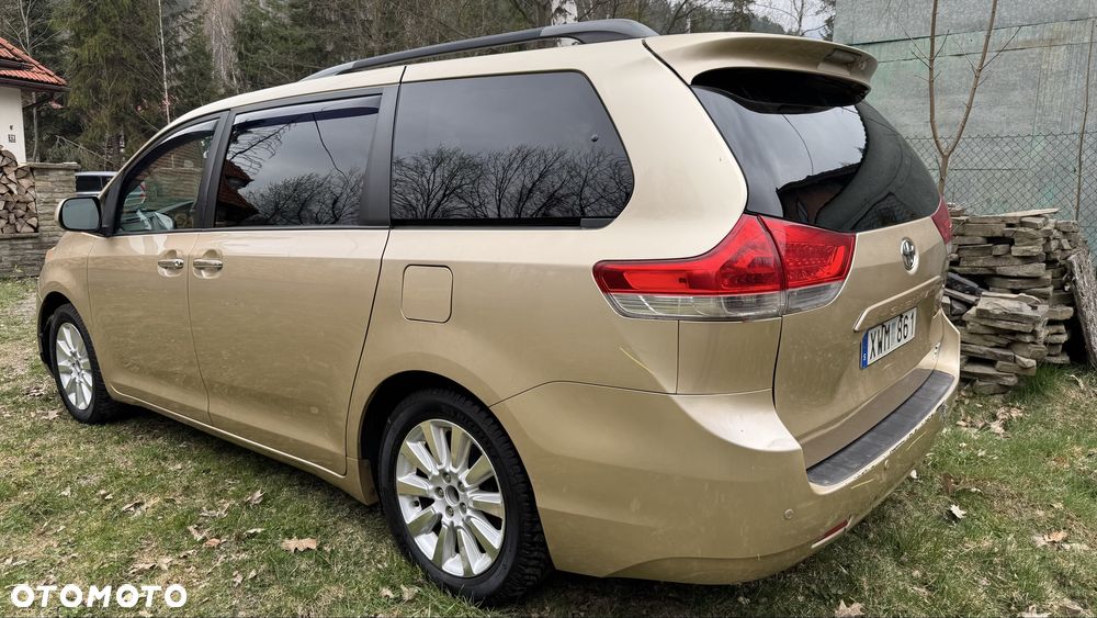 Toyota Sienna - 4