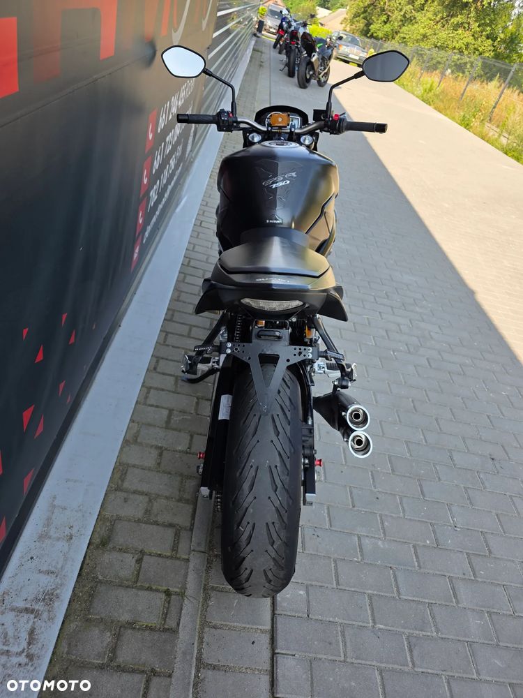 Suzuki GSR - 23