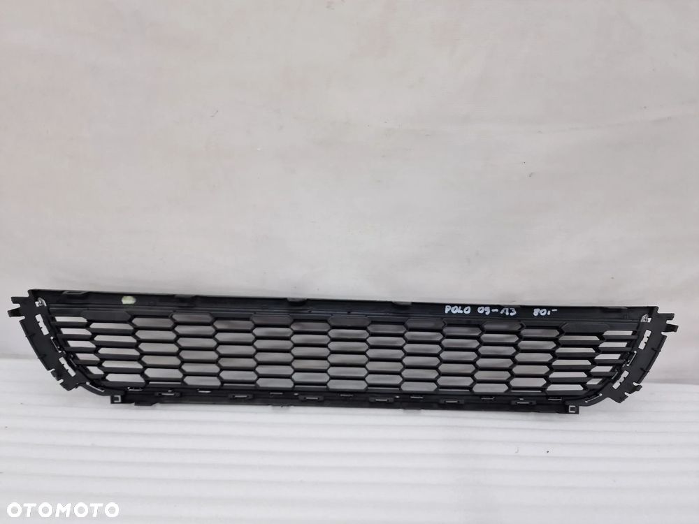 VW POLO 6R0 08- KRATKA ŚRODKOWA ZDERZAKA PRZEDNIEGO Z CHROMEM , NR 6R0853677B , NR AUKCJI K167 - 18