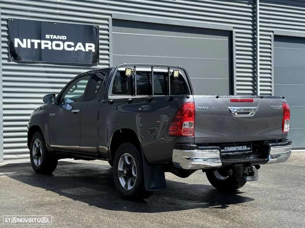 Toyota Hilux 2.4 D-4D 4WD CD Premium Edition - 4