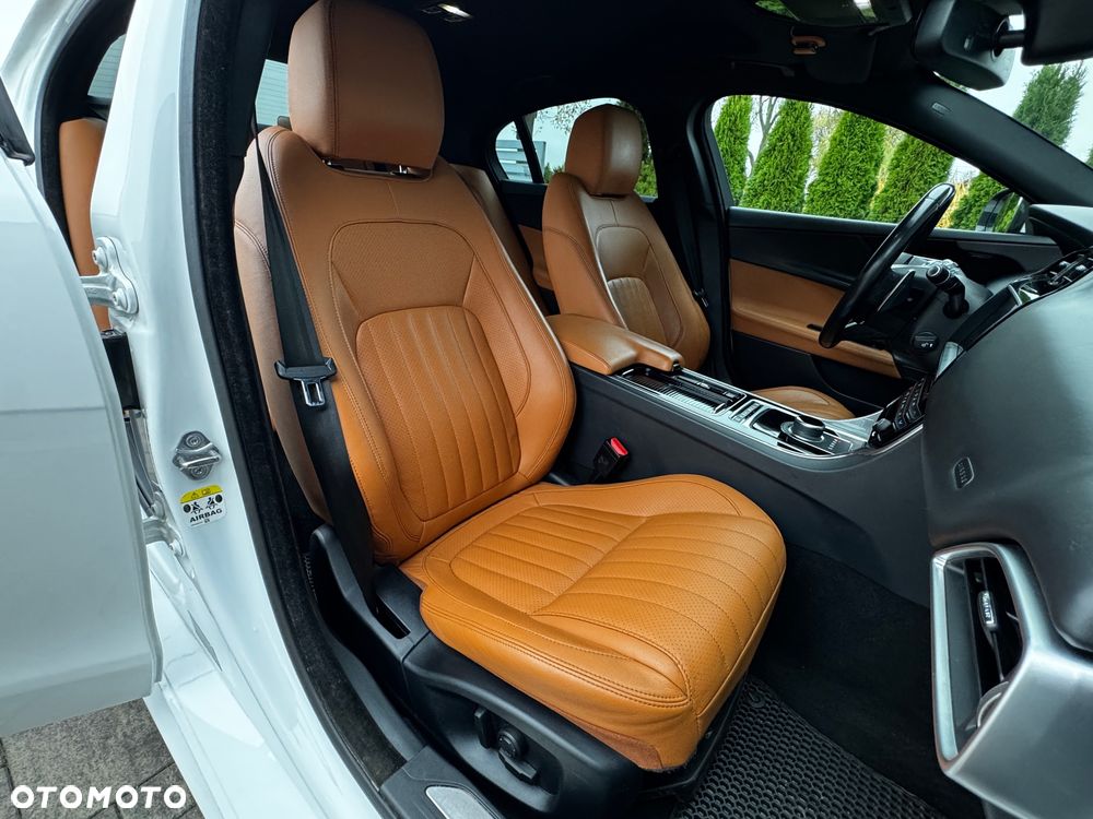 Jaguar XE 2.0 T R-Sport - 17