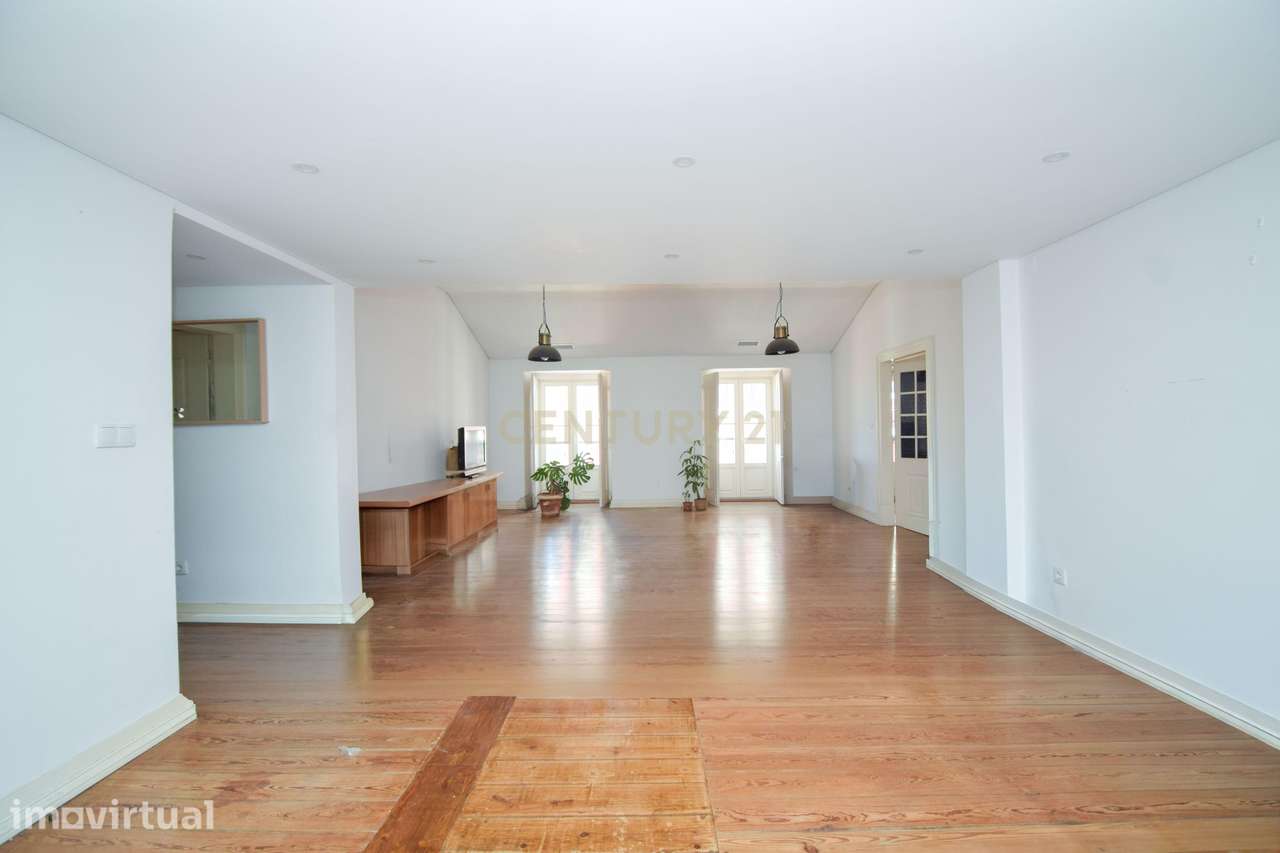 Apartamento T5 Duplex para Arrendamento em Alcântara (2.300€) - Grande imagem: 2/31