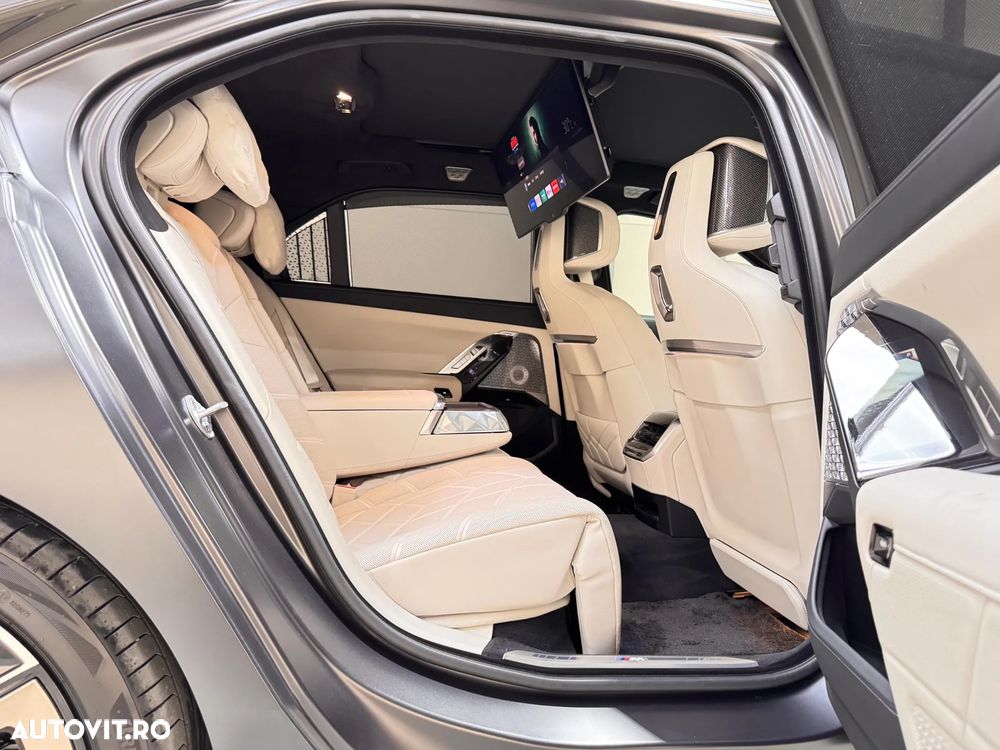 BMW M7 M760e xDrive AT PHEV - 37