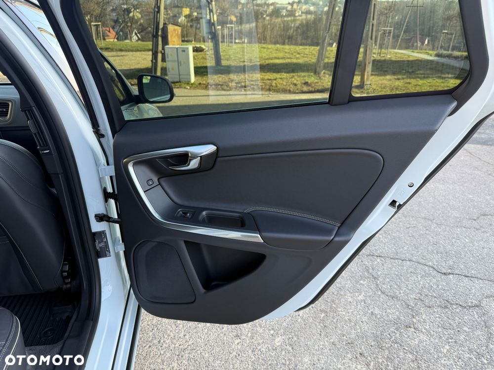 Volvo V60 D4 Drive-E R-Design Summum - 27