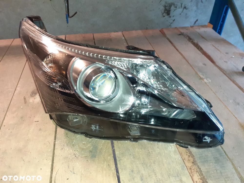 Toyota Avensis T27 Lampa Przednia Prawa
