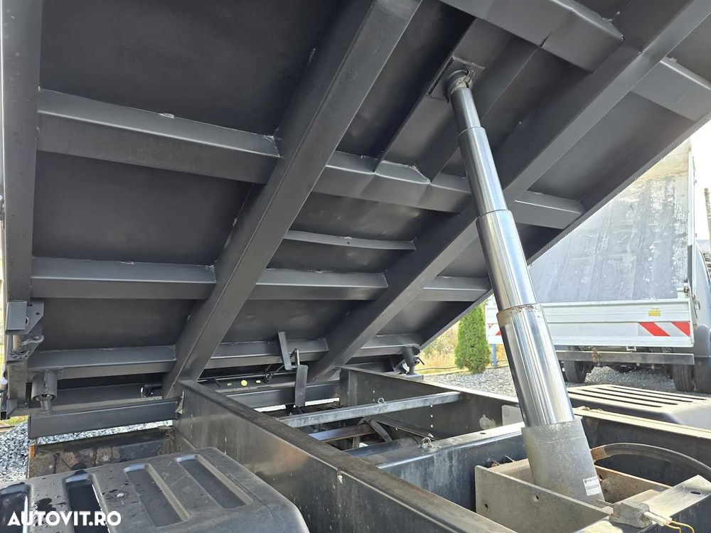 Iveco Daily 3000 cmc benaCantoni 3.2 m,basculabila 3 parti pe cutia viteze,diferential blocabil punte spate. 2018. - 29