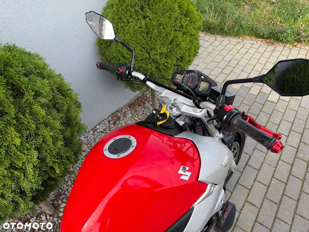 Suzuki GSR - 32
