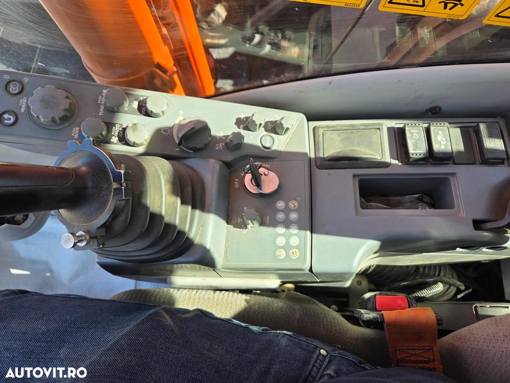 Hitachi ZX210, 23t, cupa NOUA 1,3mc, CUPLA RAPIDA, camere spate si laterale, inst picon, CONSUM MEDIU 9,6l/h, senile 80% ok doar 988h deplasare, 3 pompe hidr HITACHI, antifurt, motor ISUZU, ad sapare 7m, ridica 14t, STARE BUNA,leasing 4ani-83.900 EUR+Tva - 6