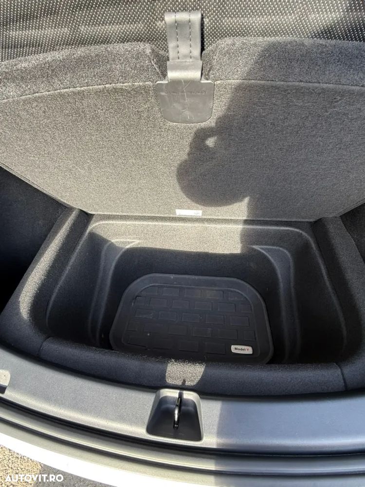 Tesla Model Y Long Range AWD - 16