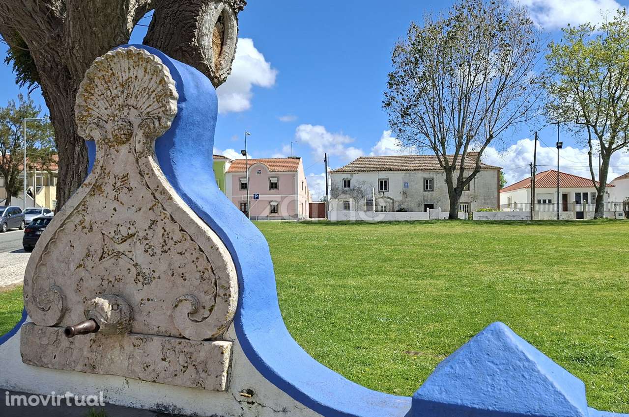 Prédio / Moradia Centenária no Coração de São João das Lampas - Grande imagem: 4/18