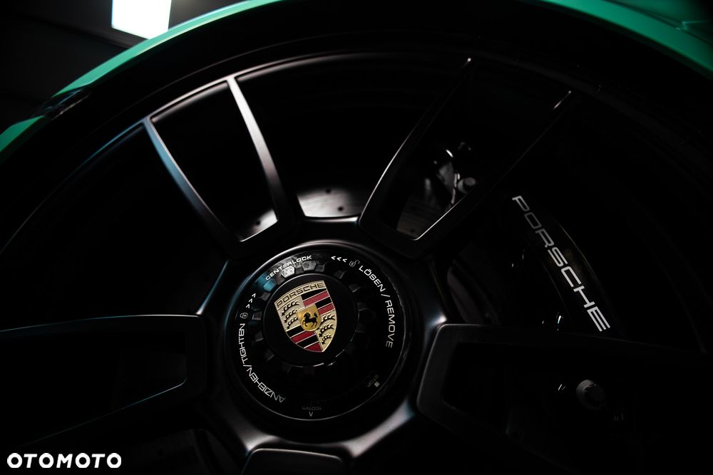 Porsche 911 Carrera 4 GTS - 27