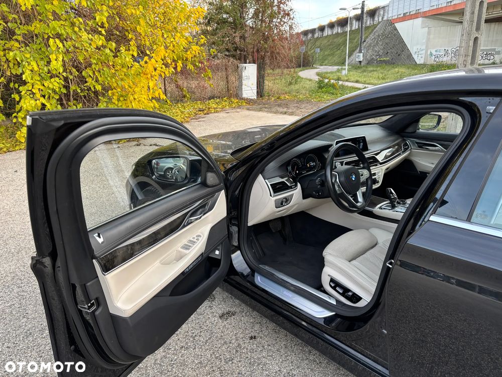 BMW Seria 7 750Li xDrive - 28