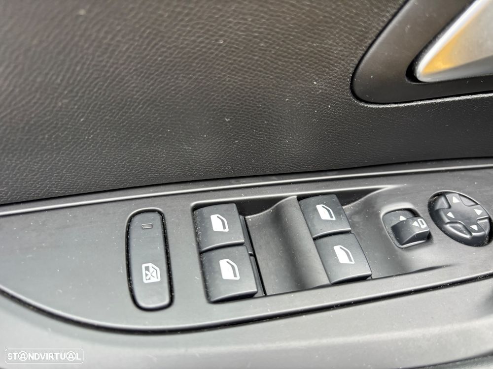 Peugeot 208 1.2 PureTech GT Line EAT8 - 18