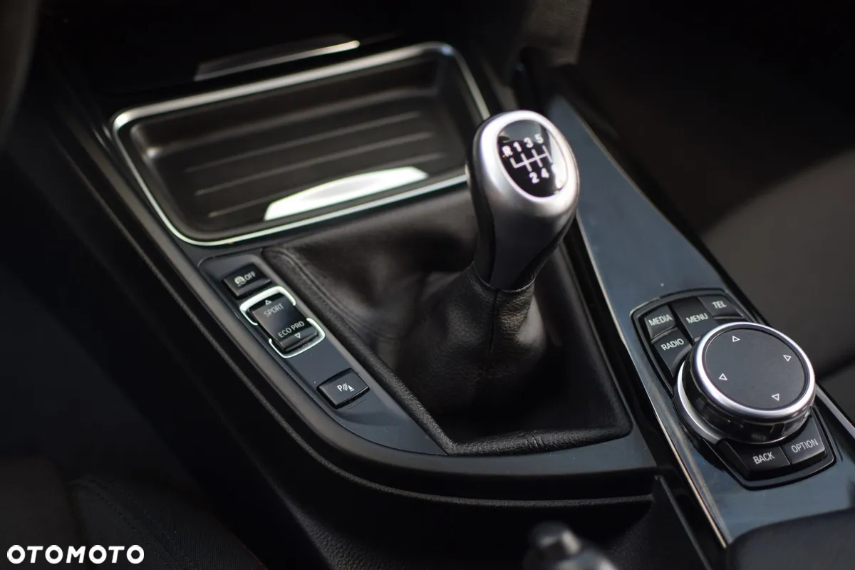 BMW Seria 3 318d Touring Sport Line - 28