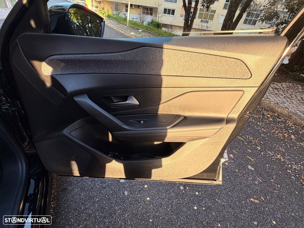 Peugeot 408 1.6 Hybrid Allure Pack e-EAT8 - 18