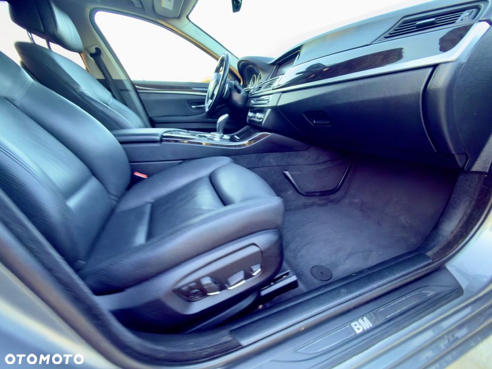 BMW Seria 5 528i xDrive Sport-Aut Luxury Line - 25