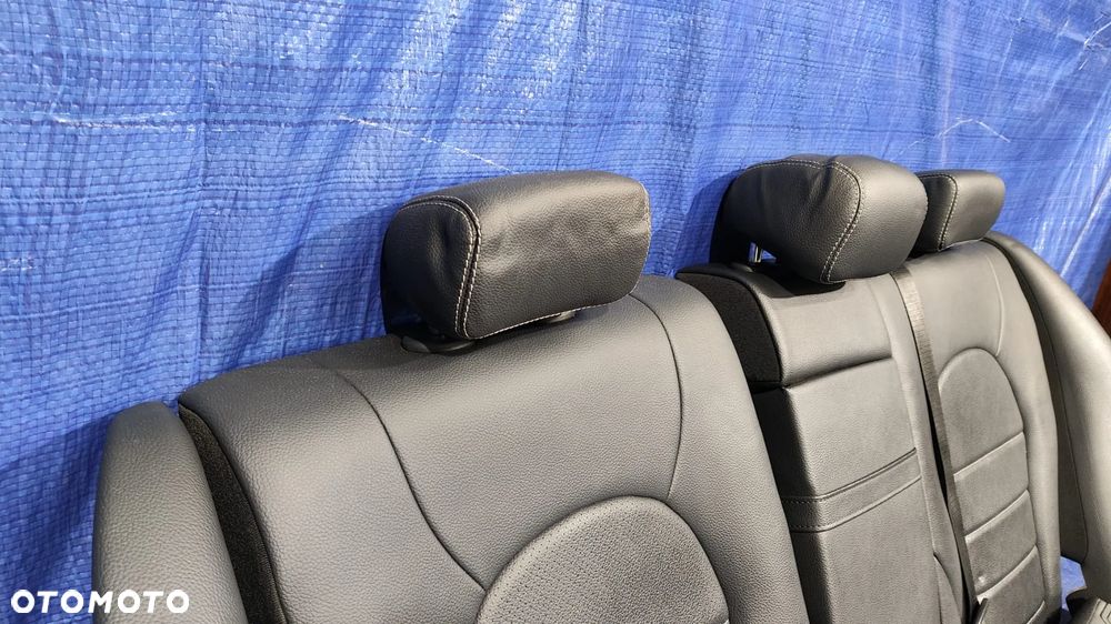 KANAPA TYŁ TYLNA SKÓRA CZARNA OPARCIE LEWE PRAWE PODŁOKIETNIK UCHWYT NA KUBKI NAPOJE BOCZEK KANAPY LEWY PRAWY TYŁ ZAGŁÓWEK MERCEDES W205 SEDAN AVANTGARDE - 7