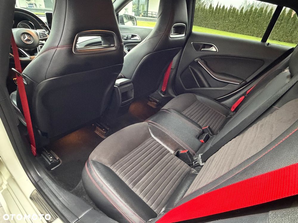 Mercedes-Benz CLA 250 4Matic 7G-DCT Sport - 24