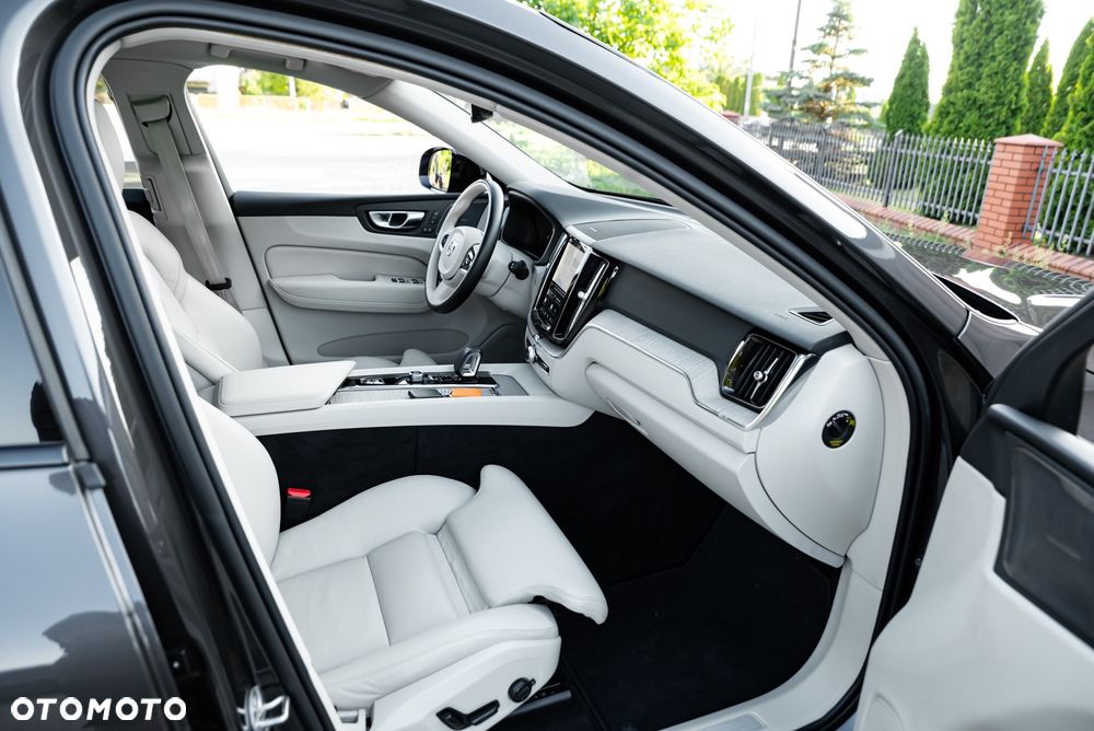 Volvo XC 60 D5 AWD R-Design - 24