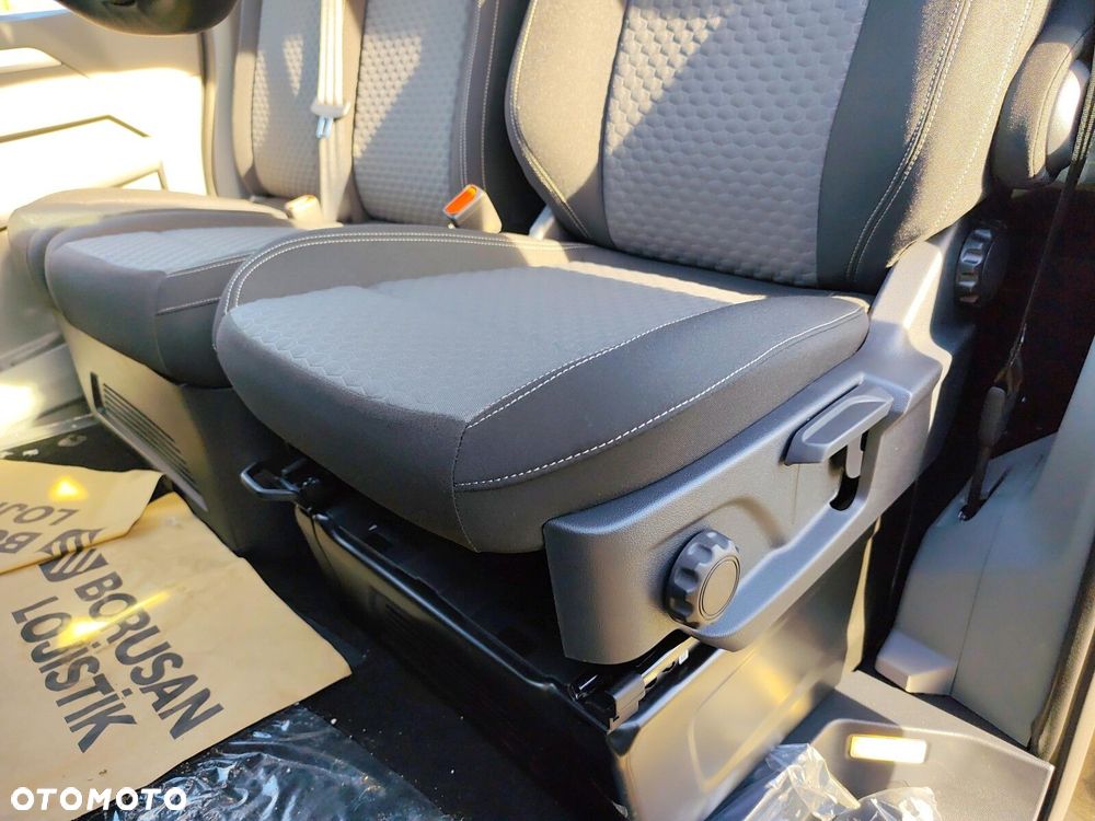 Volkswagen Caravelle - 10