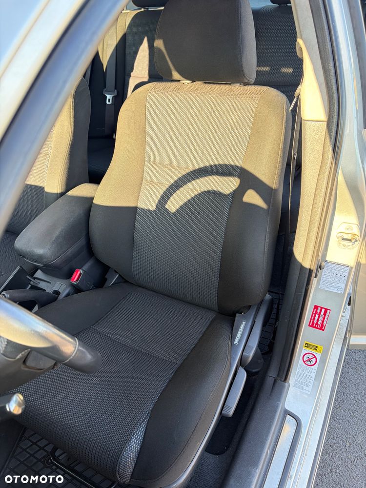 Toyota Avensis 2.0 D-4D Sol - 26