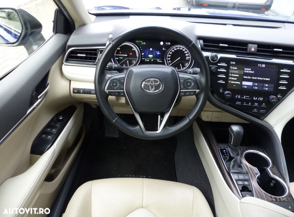 Toyota Camry Executive - 12