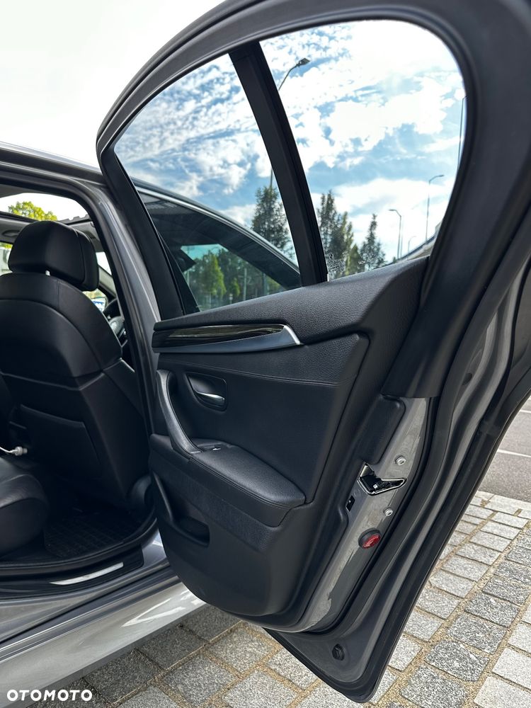 BMW Seria 5 530d xDrive - 7