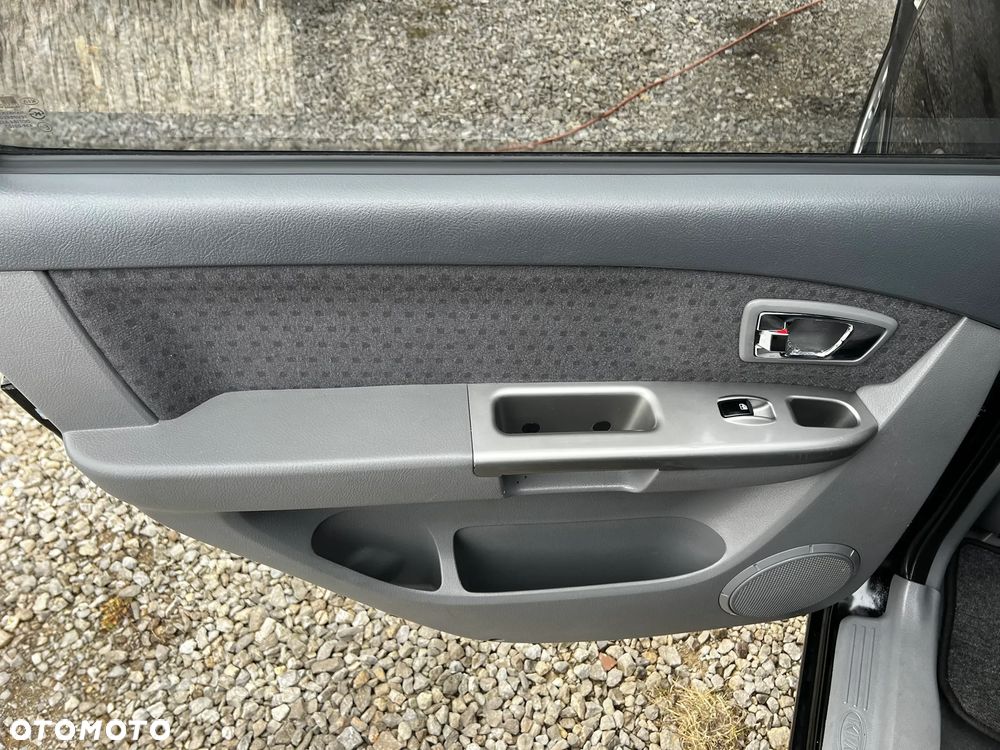 Kia Carens 2.0 EX - 23