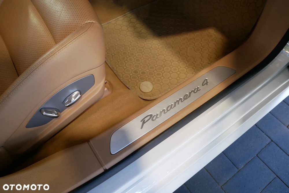 Porsche Panamera 4 - 31