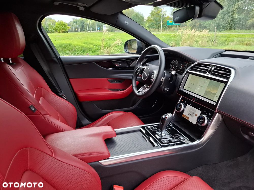 Jaguar XE - 21