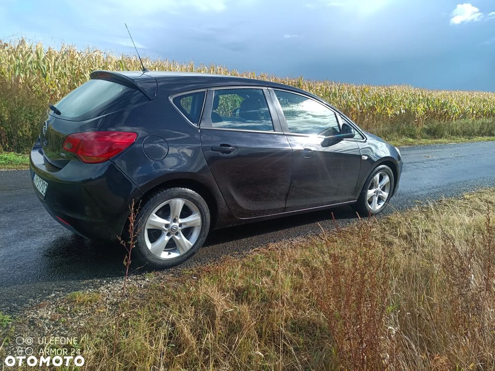 Opel Astra 2010 photo 4