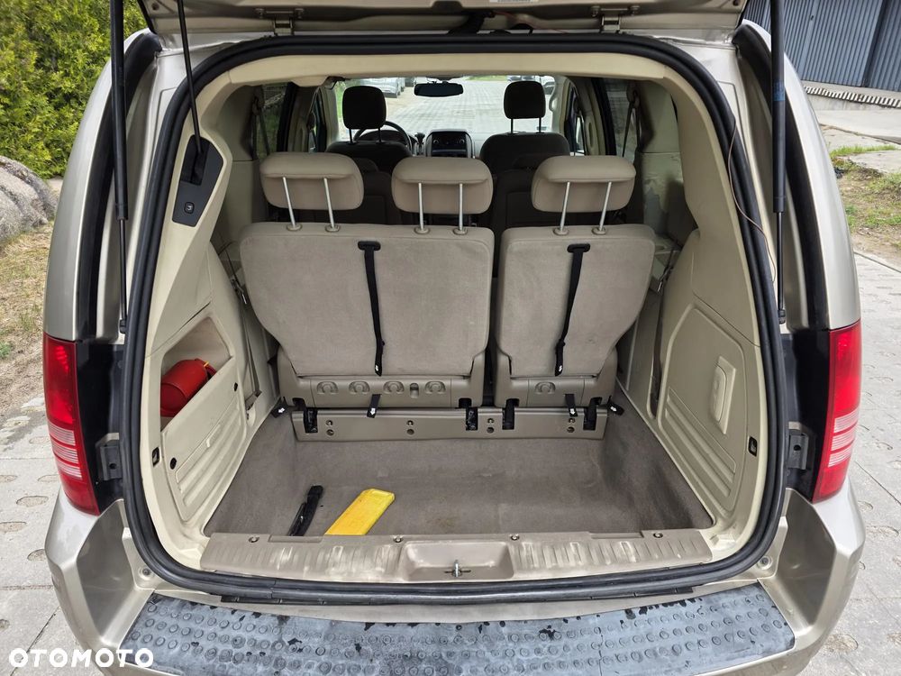 Chrysler Town & Country - 14