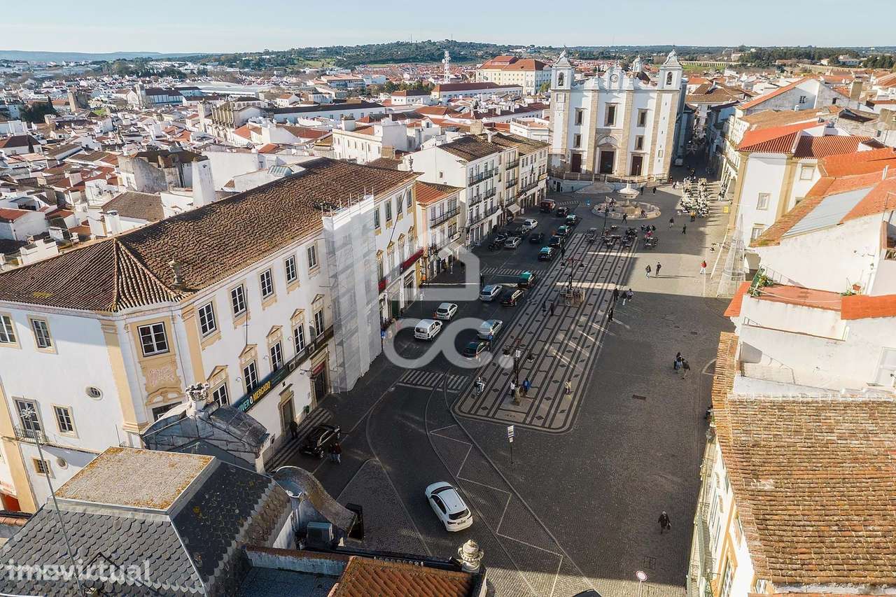 Prédio c/ 2 apartamentos junto à Praça do Giraldo | Centro Histórico d - Grande imagem: 2/33