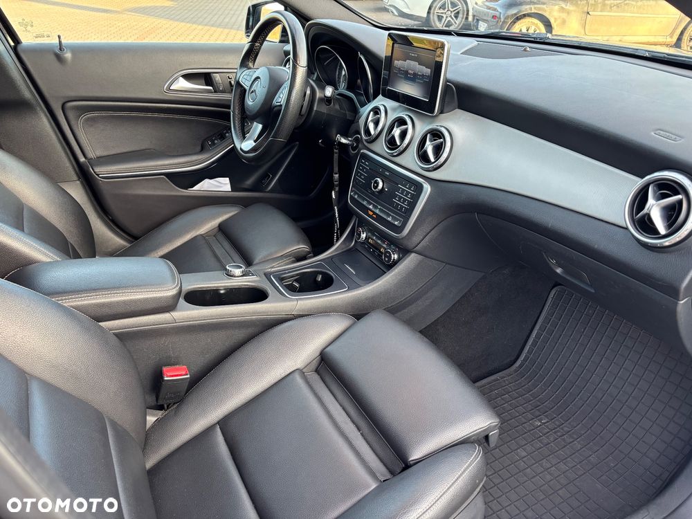 Mercedes-Benz GLA 250 4Matic 7G-DCT UrbanStyle Edition - 18