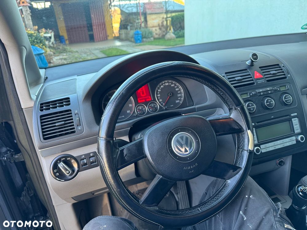 Volkswagen Touran 1.6 FSI Highline - 10