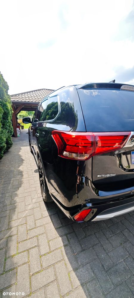 Mitsubishi Outlander Instyle NAVI + - 31