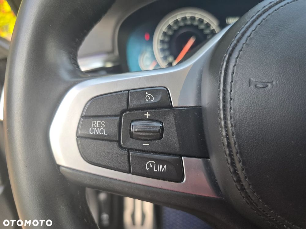 BMW Seria 5 520d M Sport - 32