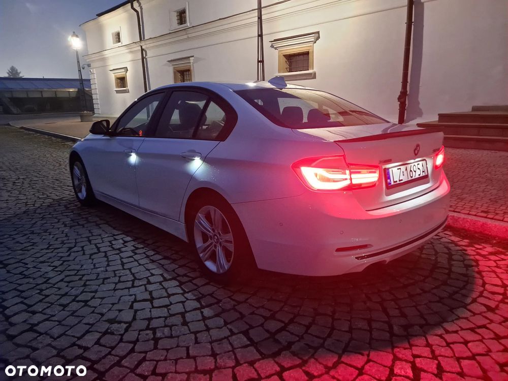 BMW Seria 3 328i xDrive Sport Line - 32