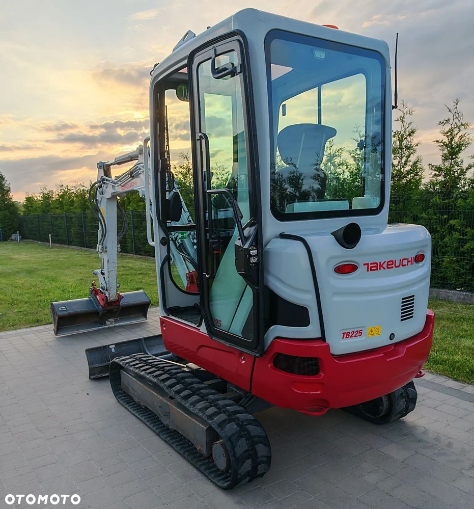 Takeuchi TB225 - 7