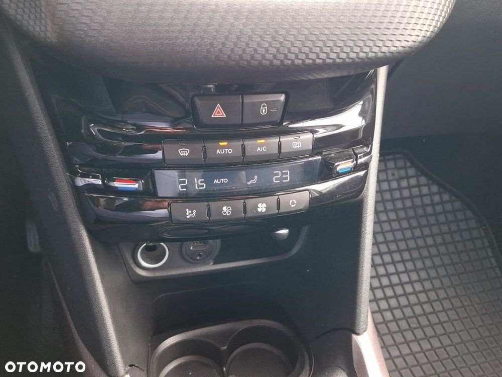 Peugeot 2008 1.2 Pure Tech Style S&S - 23