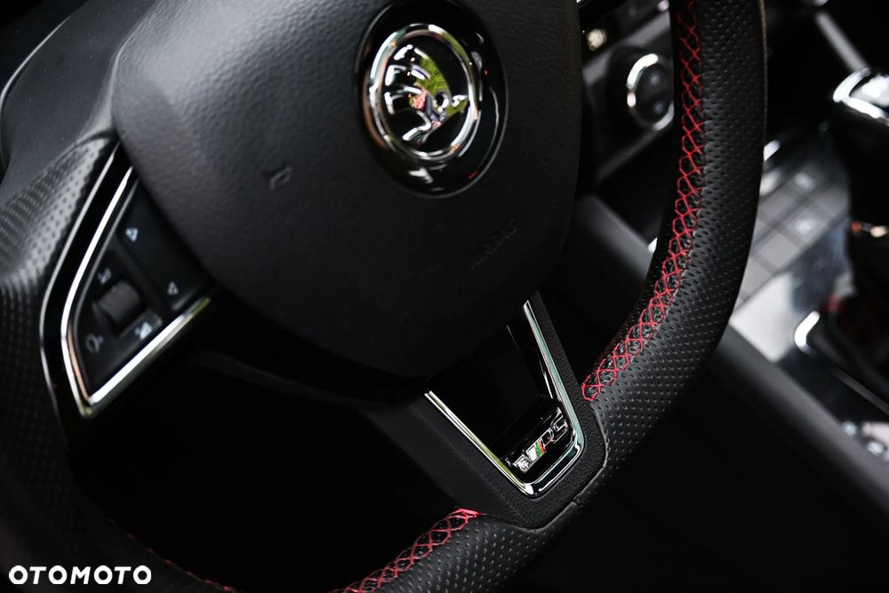 Skoda Octavia Combi 2.0 TDI DSG RS - 29