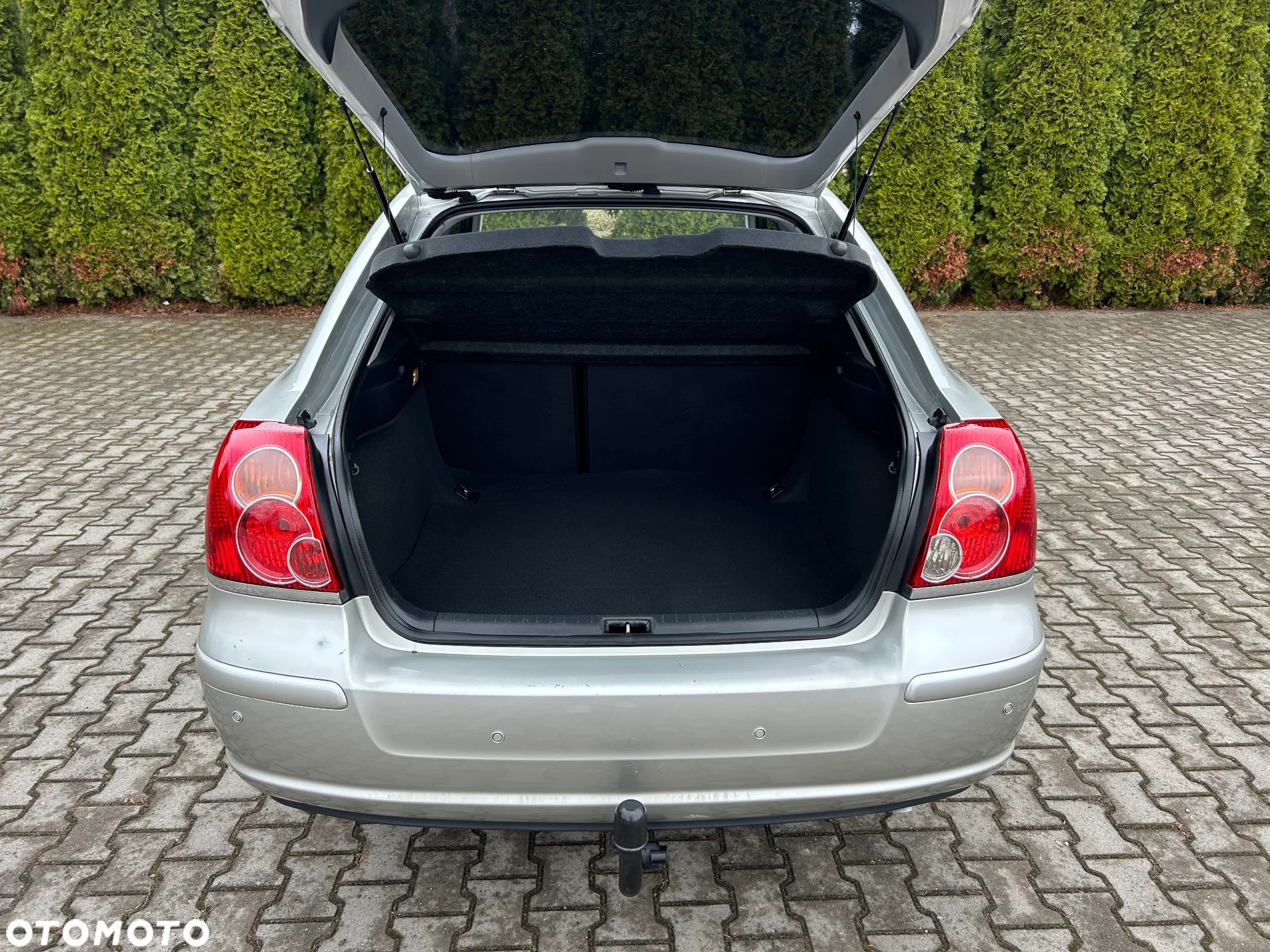 Toyota Avensis 2.0 D-4D - 23