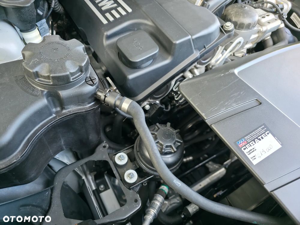 BMW Seria 3 318i Touring - 32
