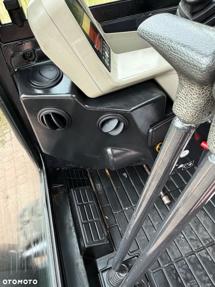 Yanmar SV18 Koparka Gąsienicowa 2 tony. Długie ramię PLUS. Szybkozłącze plus łyżka kopiąca. Rozsuwane Hydr. podwozie! Sprowadzona z Gospodarstwa Norweskiego! Maszyna jak Nowa z Salonu! 2017 rok. 1200 mtg! Gąsienice bez zużycia jak Nowe! szybka wolna jazda. Ani deka luzów i wycieków. OKAZJA Dodatkowe sekcje Hydrauliczne pod młot i wiertnice. Fabryczny lakier na podzespołach! Zebatki w pięknym stanie. Ogrzewana wentylowana Kabina. OKAZJA TANIO - 39