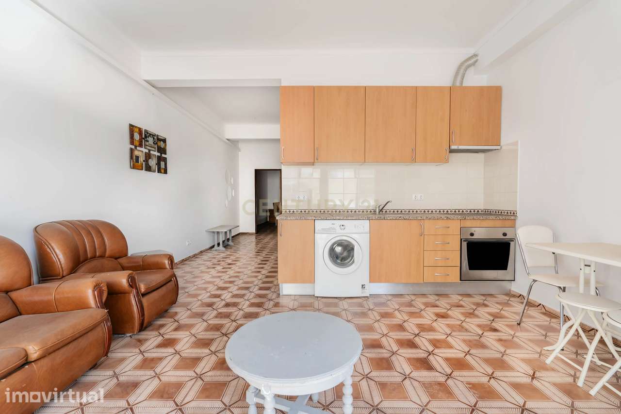 Prédio Comercial no Centro de Portimão com Potencial para 3 Apartament - Grande imagem: 2/24