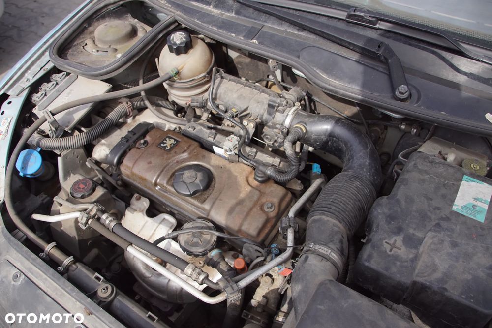 Auto na części - Peugeot 206 1.1 60 KM HFX 20CP08 EYL 2002R Silnik Skrzynia Drzwi Błotnik Klapa Zderzak Lampa Lusterko Klamka Szyba Deska Kokpit Sterownik Moduł Czujnik Licznik Panel Kierownica - 19