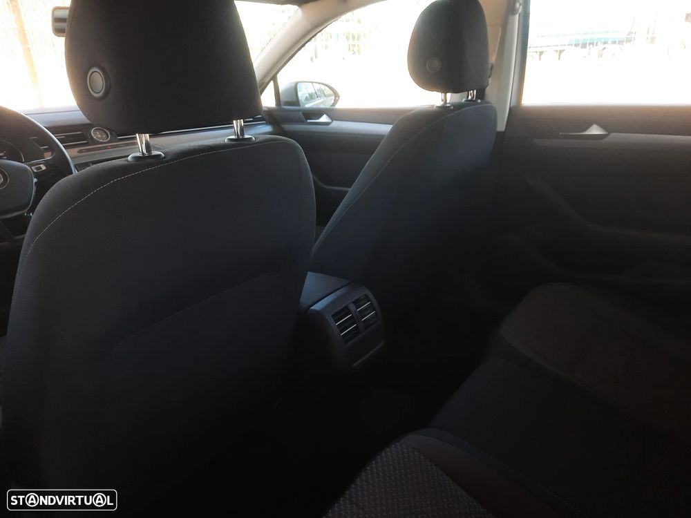 VW Passat 1.6 TDI BlueMotion - 21