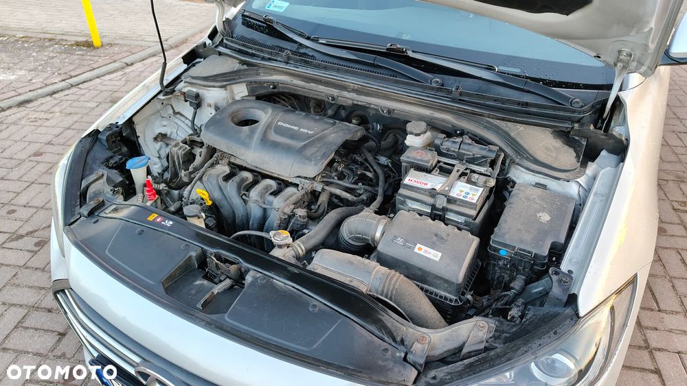 Hyundai Elantra 1.6 Comfort - 10