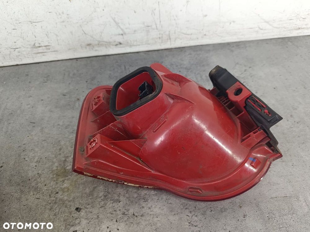 LAMPA TYLNA PRAWA VW PASSAT B6 3C9945096N KOMBI - 3