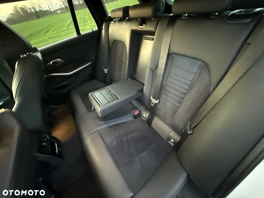 BMW Seria 3 330e xDrive M Sport sport - 33
